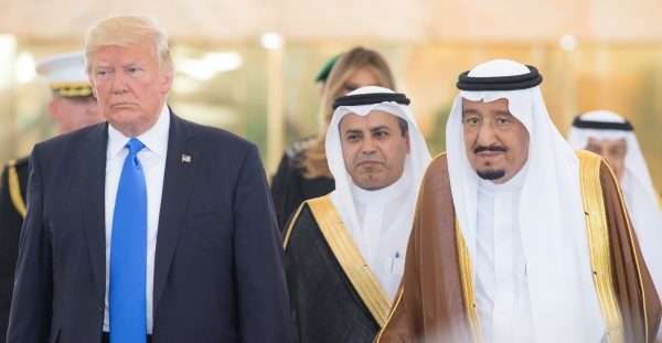 מהיכן יגיע הכסף הסעודי למימון עסקת הנשק הגדולה? טראמפ ומלך סעודיה צילום: Handout, רויטרס